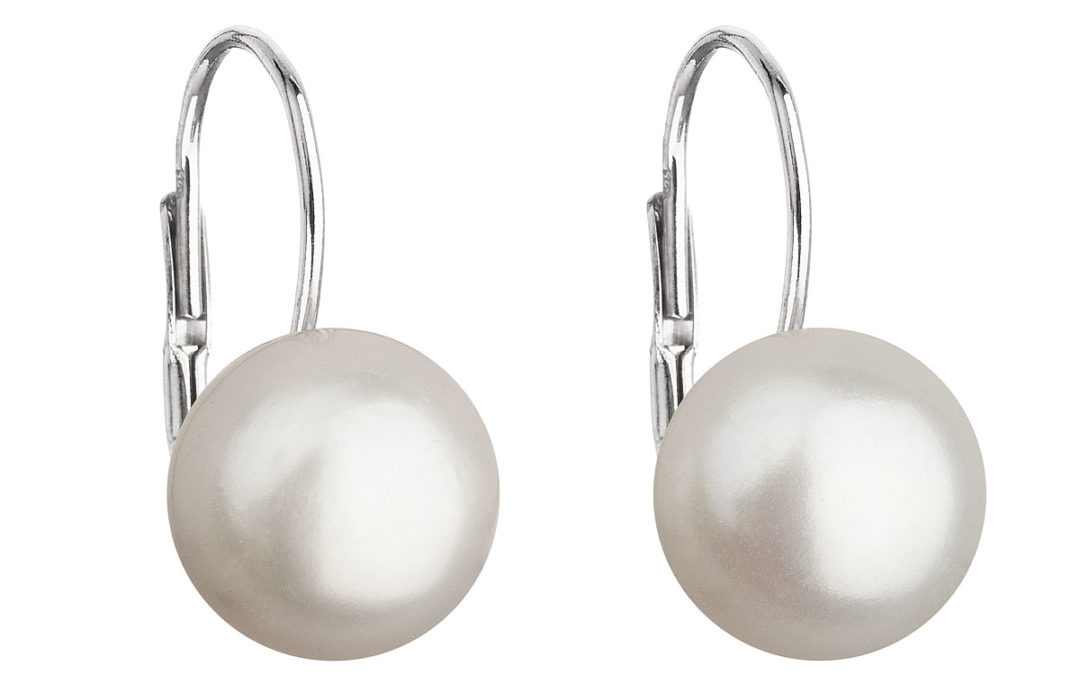 Stříbrné náušnice visací s bílou říční perlou 21045.1