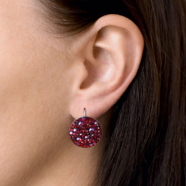 Stříbrné náušnice visací s krystaly Swarovski červené kulaté 31161.3 cherry