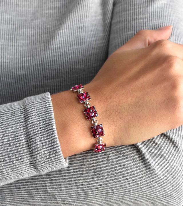 Stříbrný náramek se Swarovski krystaly červený 33047.3 cherry