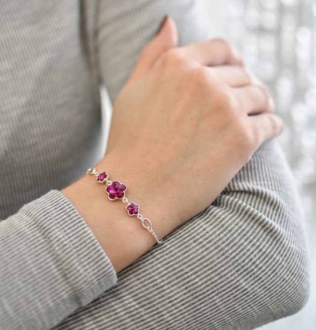 Stříbrný náramek se Swarovski krystaly růžová kytička 33112.3 fuchsia