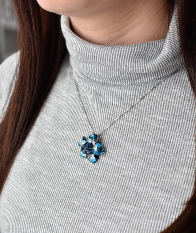 Stříbrný přívěsek s krystalem Swarovski modrá květina 34072.5