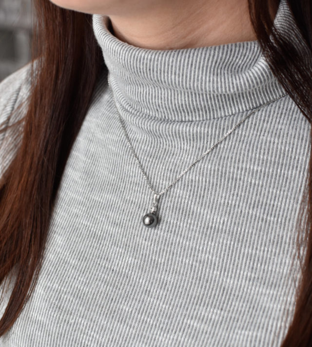Stříbrný přívěsek s krystalem Swarovski a šedou kulatou perlou 34201.3