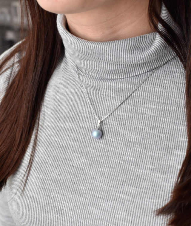 Stříbrný přívěšek s kulatou světle modrou matnou  Swarovski perlou 34150.3