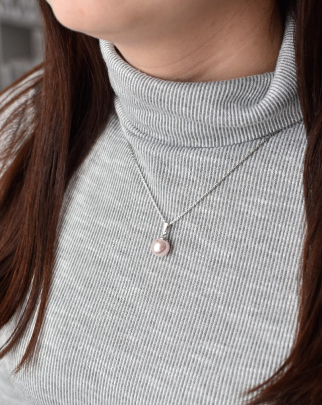 Stříbrný přívěsek s růžovou kulatou Swarovski perlou 34150.3