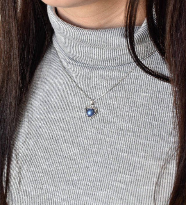 Stříbrný přívěsek s tmavě modrou matnou Swarovski perlou srdce 34246.3