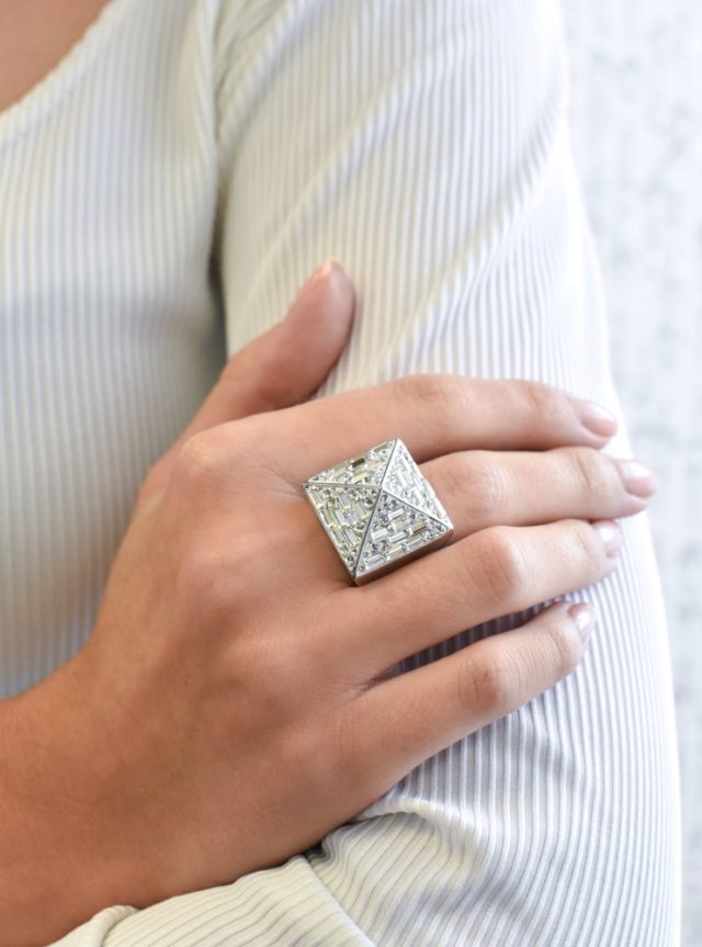 Stříbrný prsten s krystaly bílá pyramida 35810.1