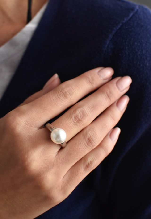 Stříbrný prsten se Swarovski perlou bílý 35022.1
