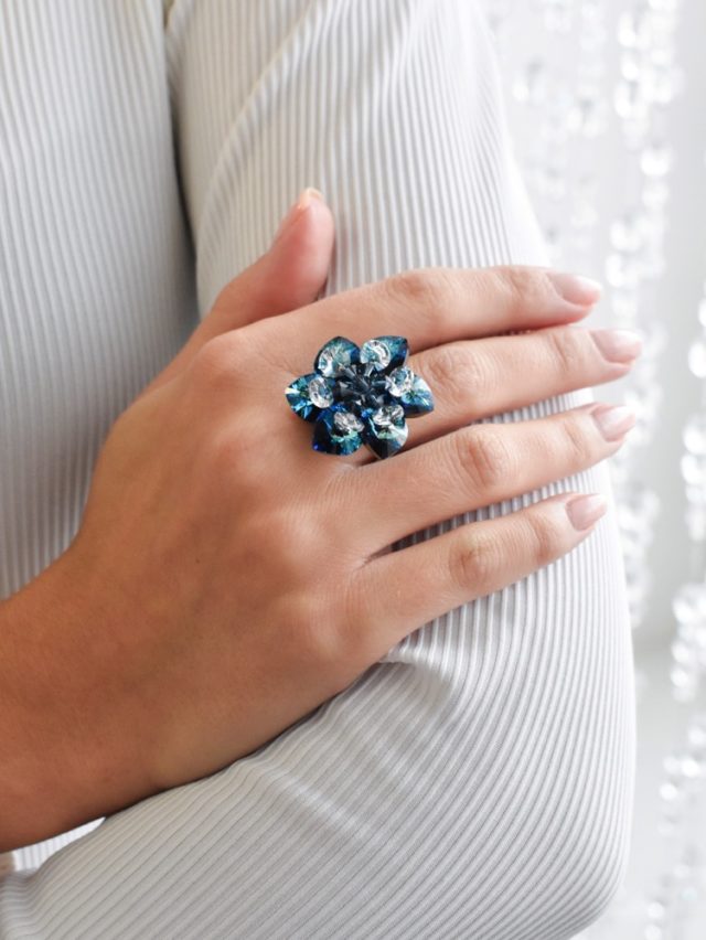 Stříbrný prsten s krystaly Swarovski modrá kytička 35012.5