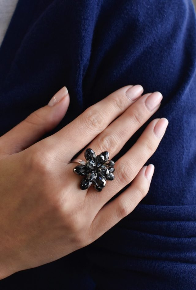 Stříbrný prsten s krystaly Swarovski šedá kytička 35023.5