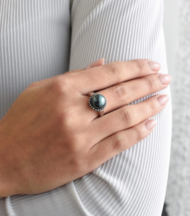 Stříbrný prsten s krystaly a zelenou perlou 35021.3 tahiti