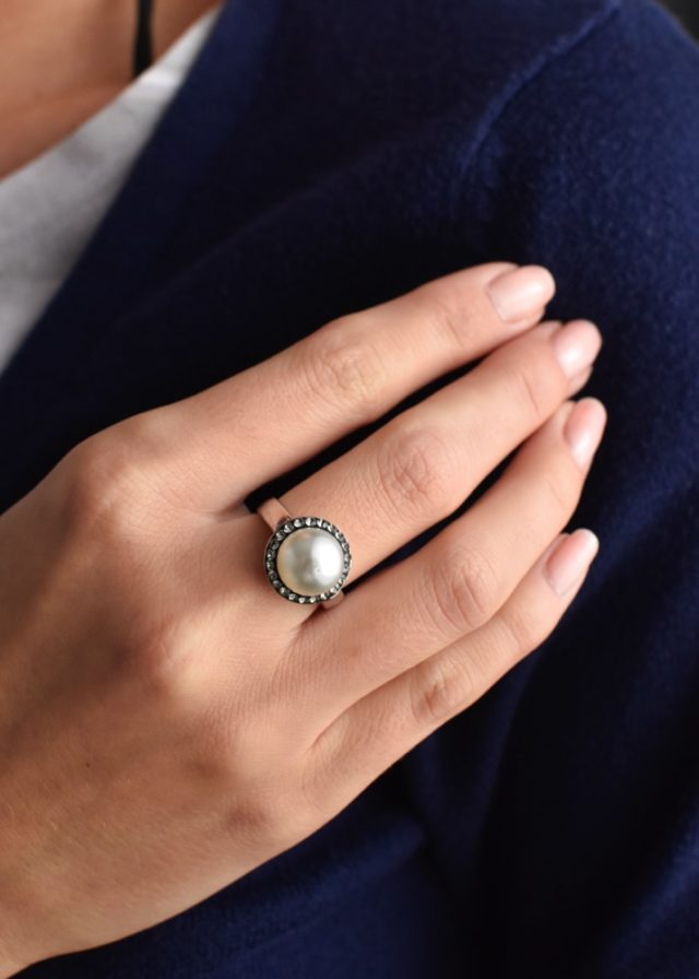 Stříbrný prsten s šedými krystaly Swarovski a bílou perlou 35021.3