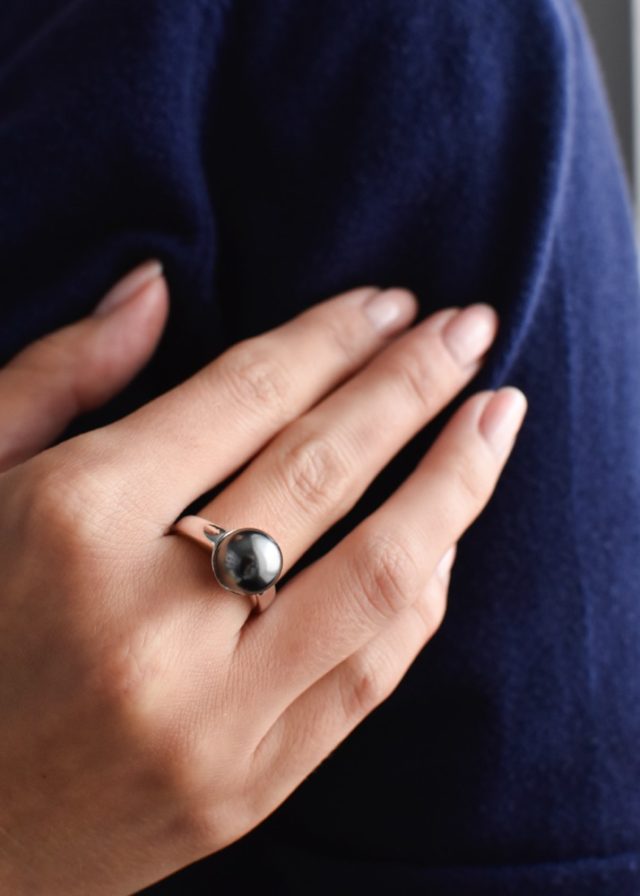 Stříbrný prsten se Swarovski perlou šedý 35022.3