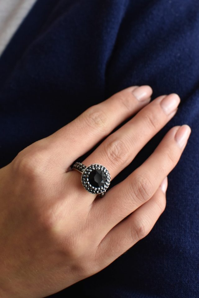 Stříbrný prsten s krystaly černý 35019.5