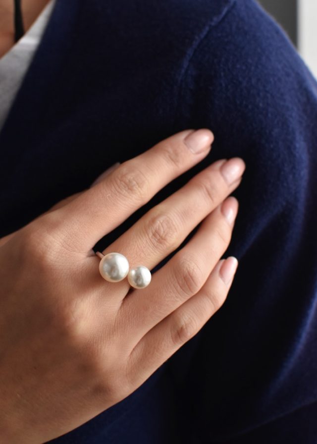 Stříbrný prsten se dvěma Preciosa perlami bílý 35053.1