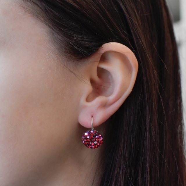 Stříbrné náušnice visací s krystaly Swarovski červené kulaté 31176.3 cherry