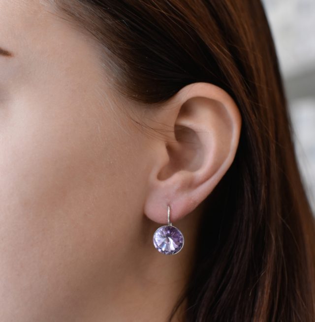 Stříbrné náušnice visací s krystaly Swarovski fialové kulaté 31106.3 violet