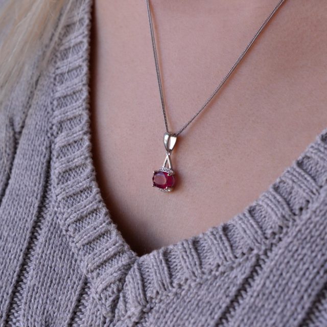Stříbrný náhrdelník luxusní s pravým kamenem červený 12084.3 ruby