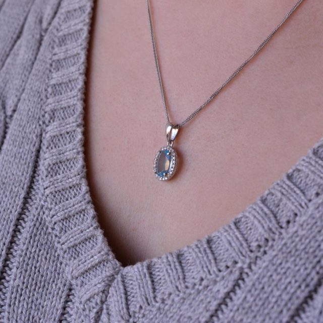 Stříbrný náhrdelník luxusní s pravým kamenem modrý 12086.3 sky topaz